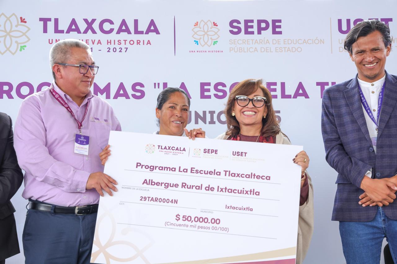 Entrega gobernadora apoyos económicos y uniformes escolares; reafirma compromiso con los niños y jóvenes